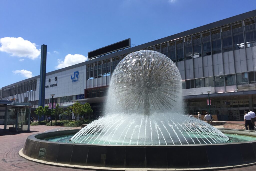 岡山駅前の噴水写真